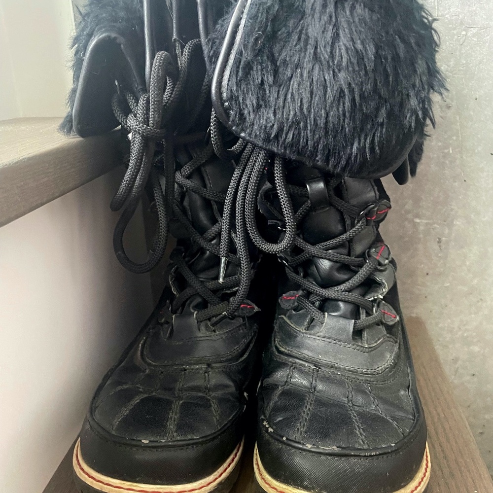 Aldo black winter lace up boot with faux fur size 9/40